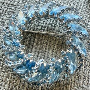 Vintage Weiss Ice Blue Rhinestone Brooch